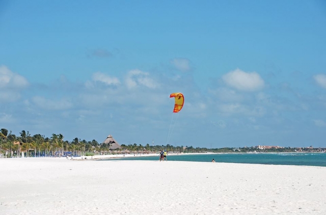 Practicando kitesurf
