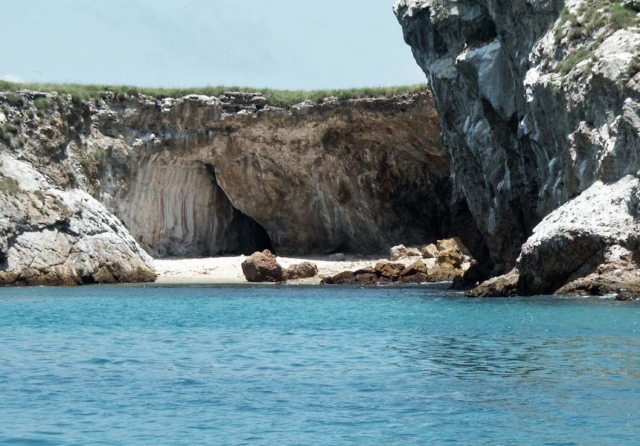 Disfruta de sus tranquilas aguas, calas y cuevas 