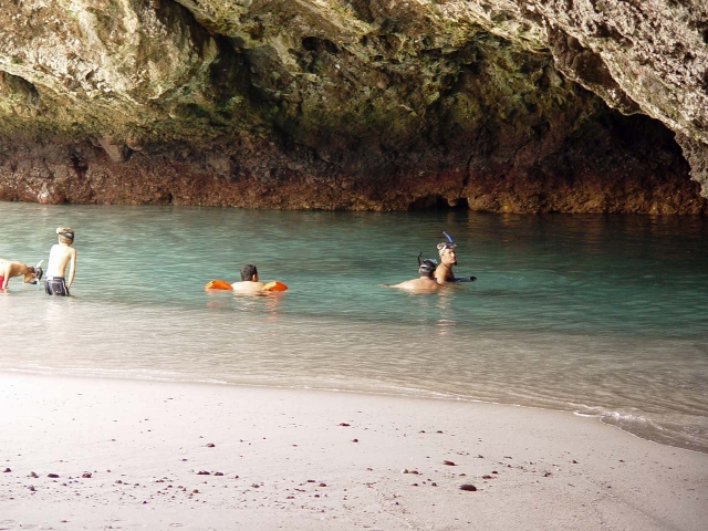 Snorkel en las tranquilas aguas de las islas 