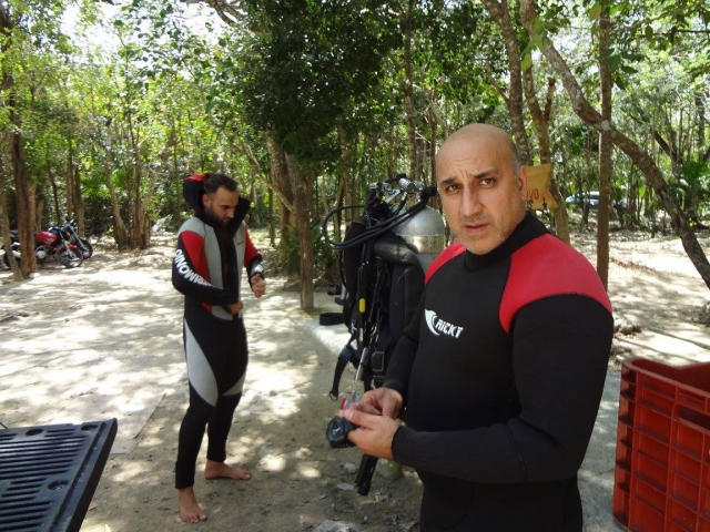 Preparando los trajererererereres de buceo
