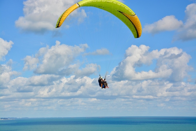 Vuelo en parapente sobre el Océano Pacífico