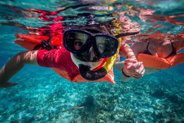Niño feliz snorkeleando