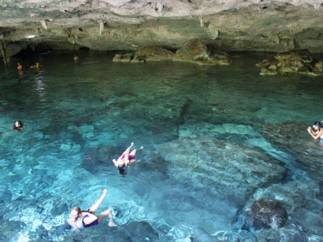 Tranquilidad absoluta en las aguas de los cenotererererereres Tranquilidad absoluta en las aguas de los cenotererererereres
