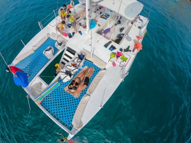 Contarás con un catamarán y barra libre