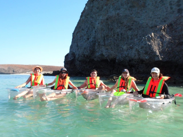 familia en kayaks transparentes