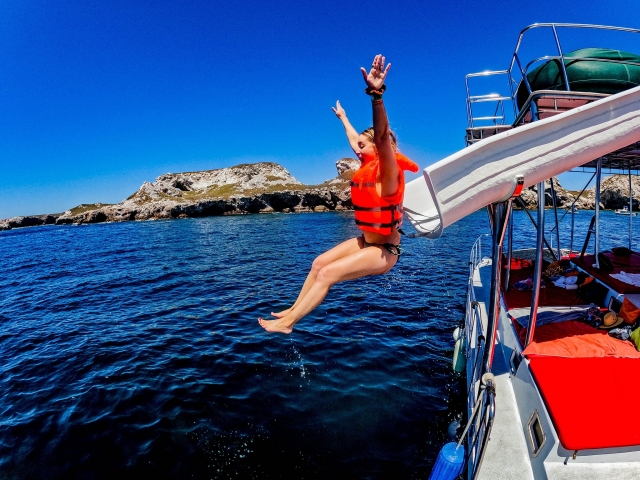 Aventándose del tobogán