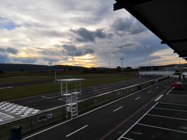 Pista al atardecer