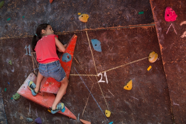 Niña escalando