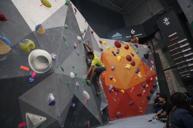Escalando en muro 