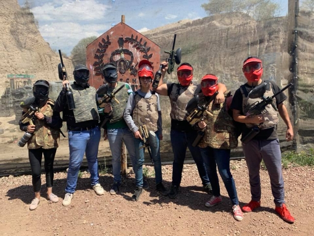 Grupo de amigos en paintball