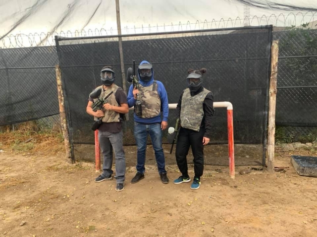 Amigos en campo de paintball