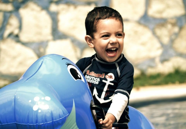 Niño feliz en piscina