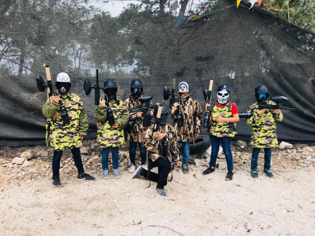 Familia en campo de paintball