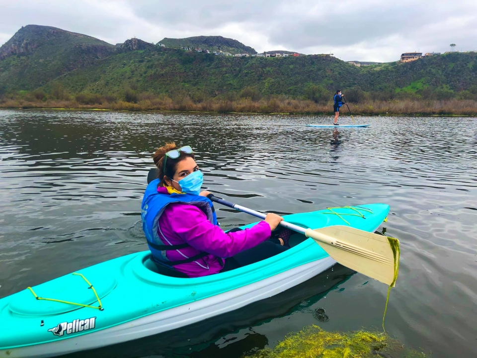Remando en kayak en el humedal