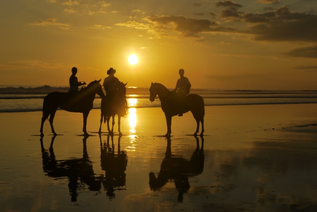 Cabalgando al atardecer