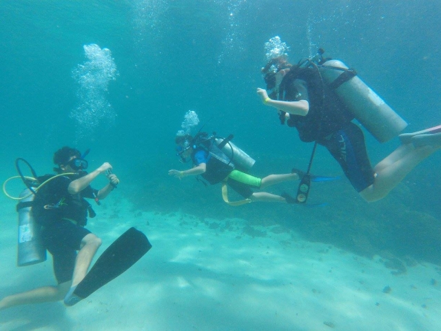 Buzos en inmersión