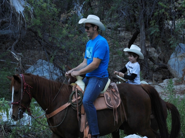 Ruta a caballo en familia