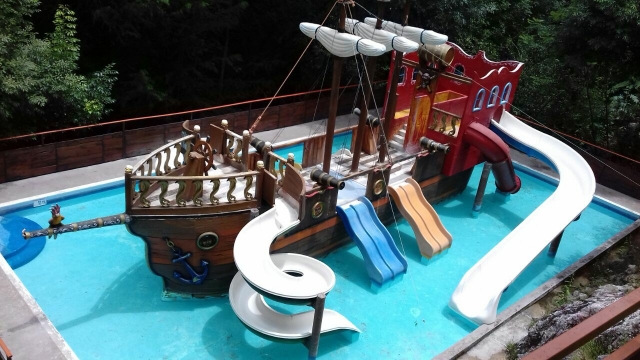 Barco en piscina infantil