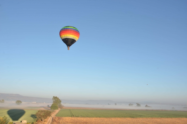 Volando en el horizonte en un globo