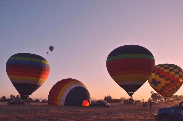 Espectacular amanecer con globos aerostáticos