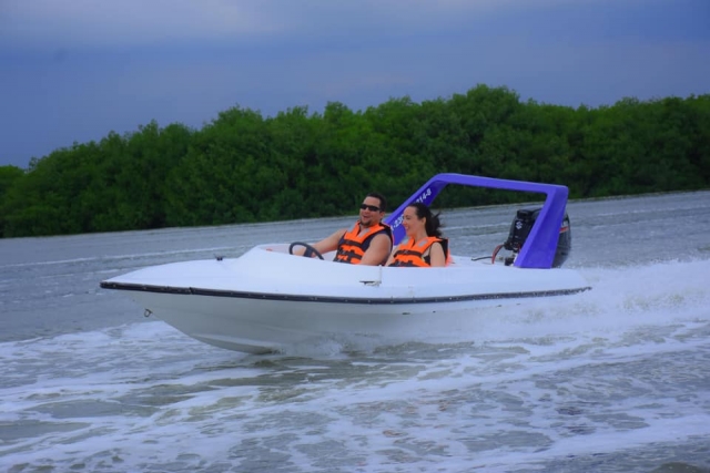 Bote rápido en la laguna
