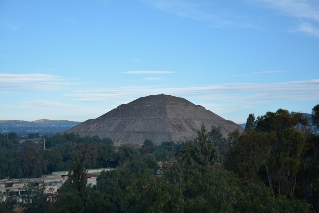 Panorama hacia la pirámide