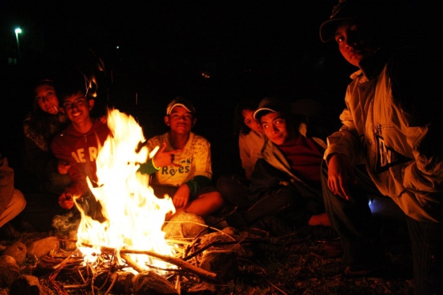 Campamento con amigos en parque acuático