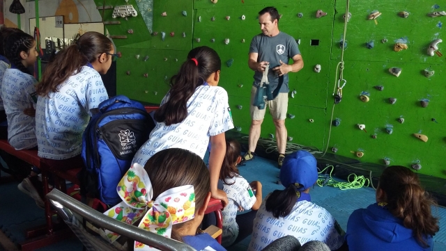 Clasereres de esalada en rocódromo 