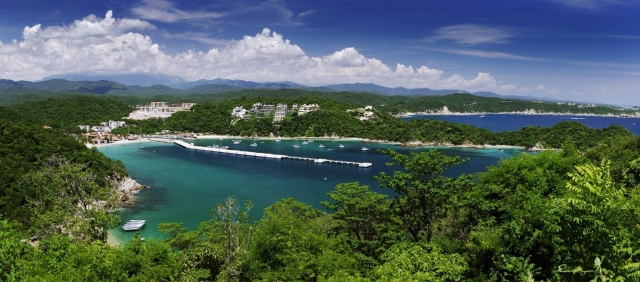 Llega en catamarán a una de las playas de Huatulco