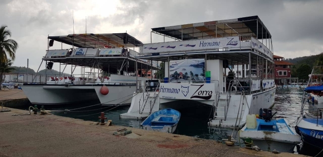 Navega en nuestro catamarán con salida de Puerto Escondido