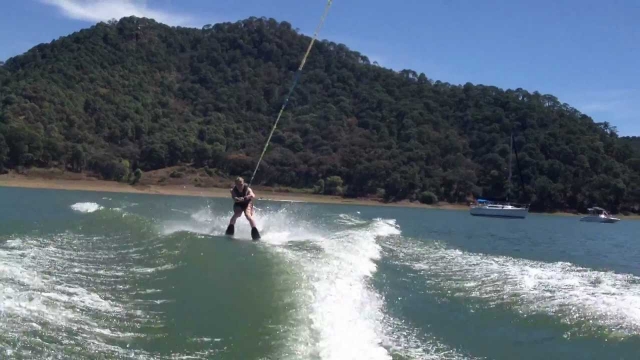 Recorre el lago de Valte de bravo en esquí acático