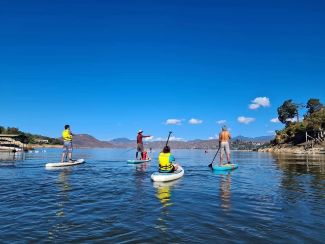 Remando en tabla de surf