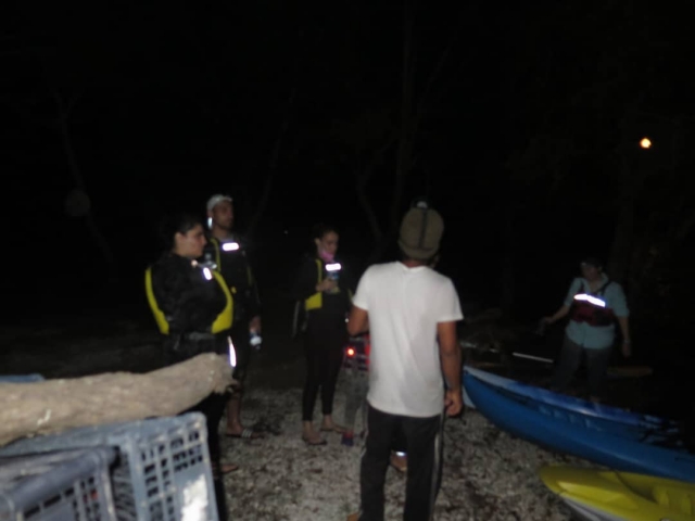 Preparando los kayaks para el visita guiada