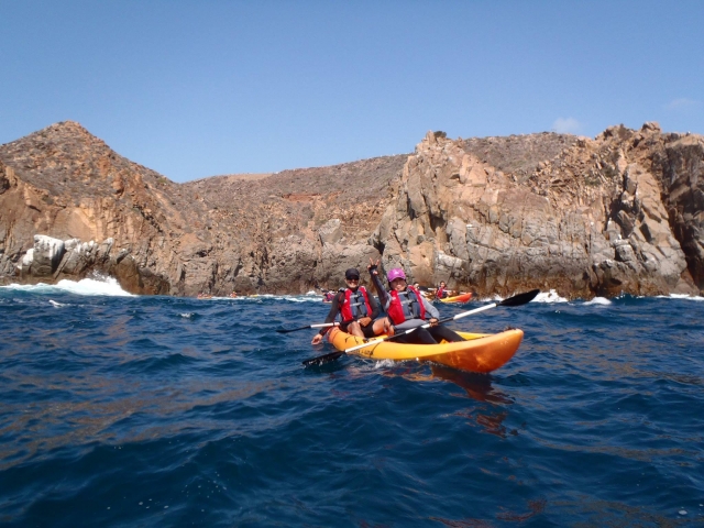 Kayak en las olas del Pacífico