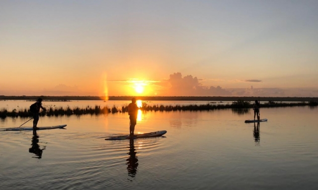Disfruta del amanecer en la laguna de Bacalar