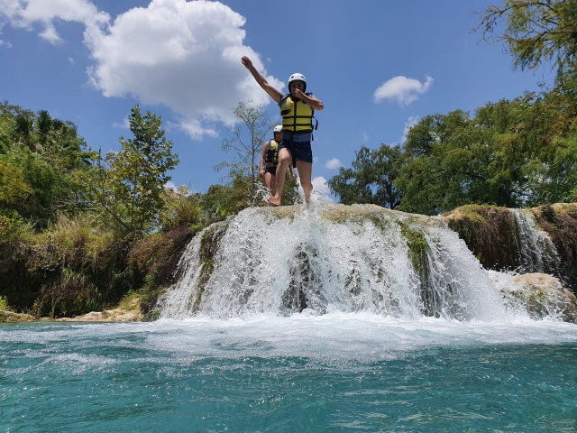 Saltando a las cascadas