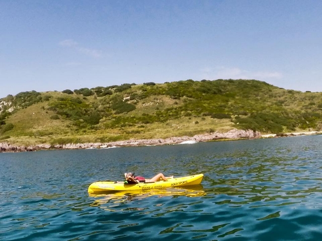 Disfrutando del kayak en el mar