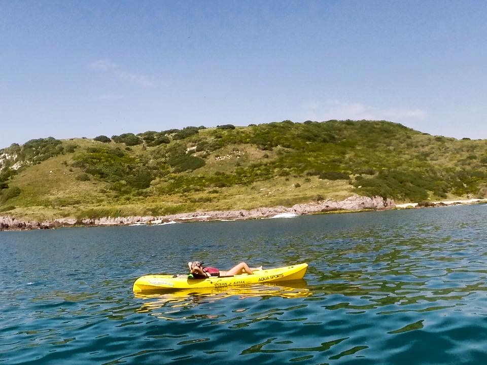 Disfrutando del kayak en el mar