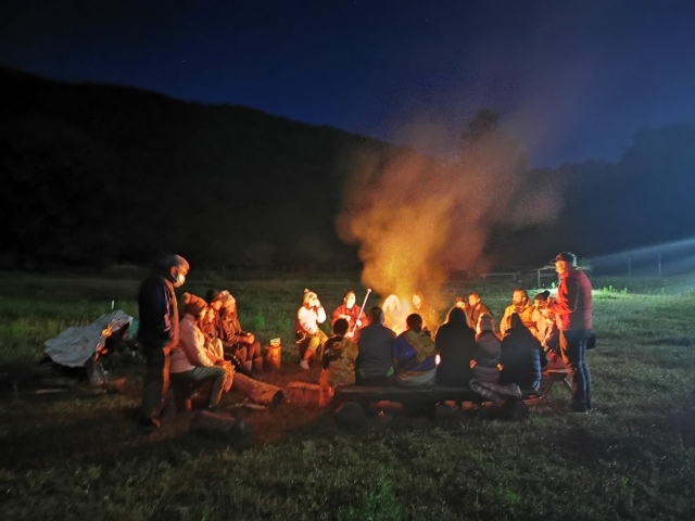 Disfruta de un rato contando historias y comiendo bombonererererereres en una fogata en la sierra de Santiago