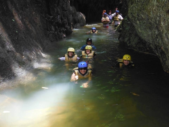 Nada en las pozas de agua dulce