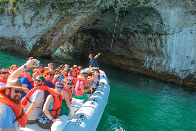 A traviesa por cuevas y pasadizos en Lancha 