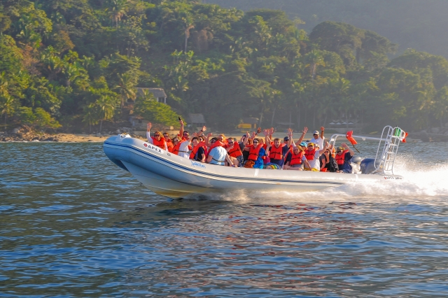 Recorre la Bahía de banderas en lancha