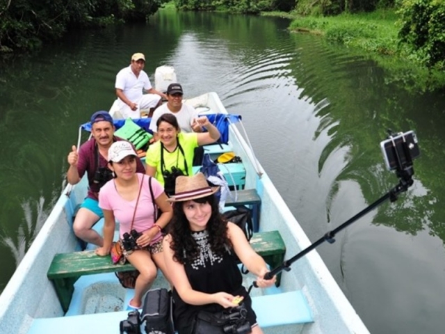 Disfrutando el paseo en barco