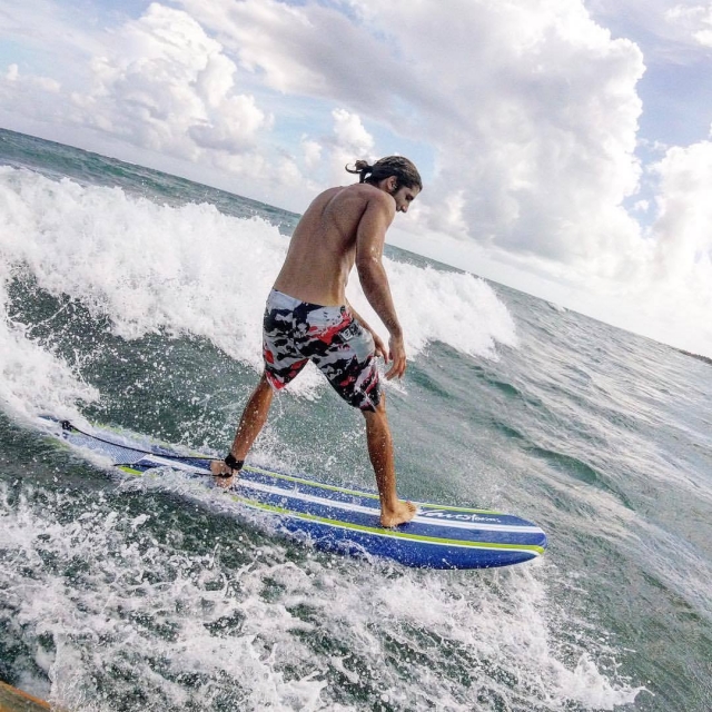 Surfea en el mar caribe en Tulum