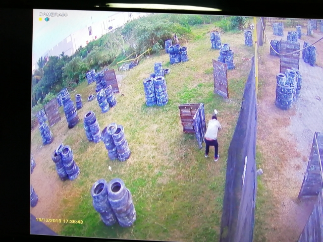 Batalla de paintball en accion
