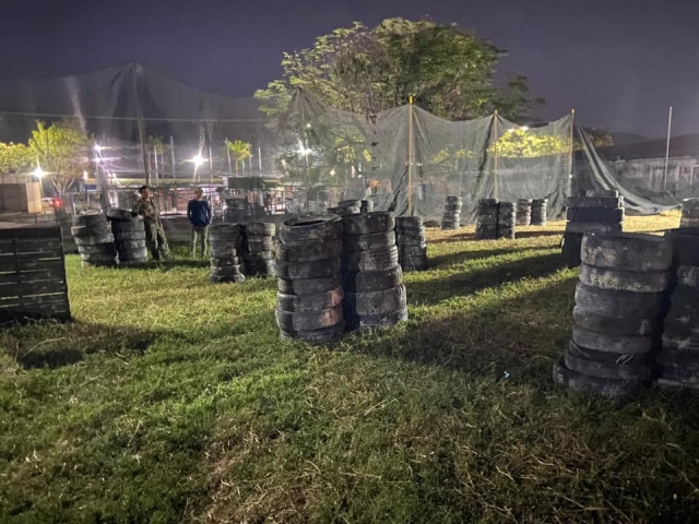 Campo de paintball nocturno