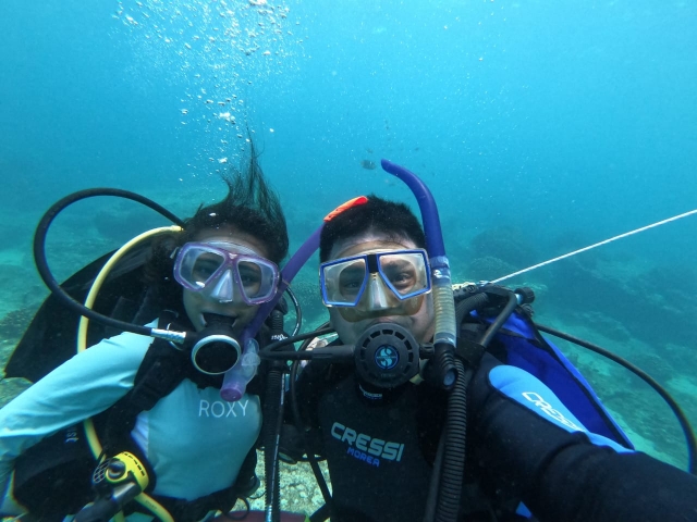 Disfruta de una clase de buceo con nuestro monitor certificado