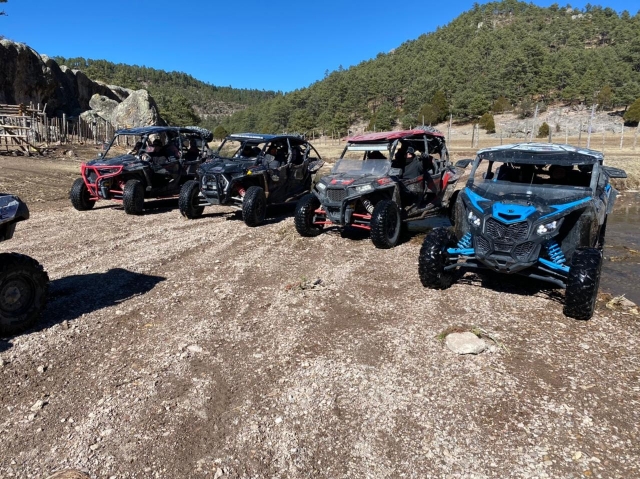 Sal desde el poblado de Creel en una ruta en Buggie
