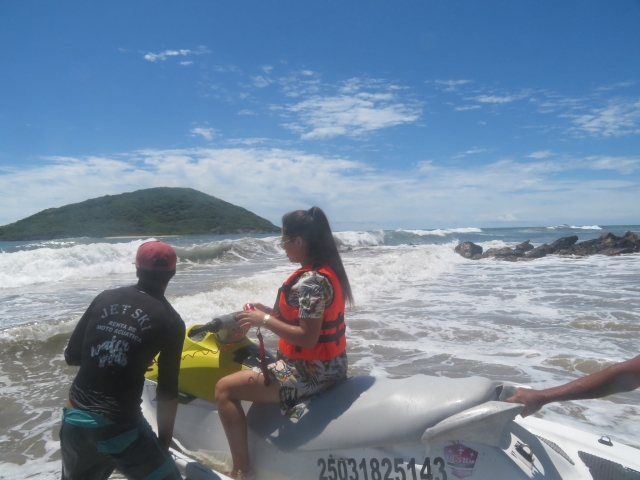 Persona preparandose para viajar en moto de agua