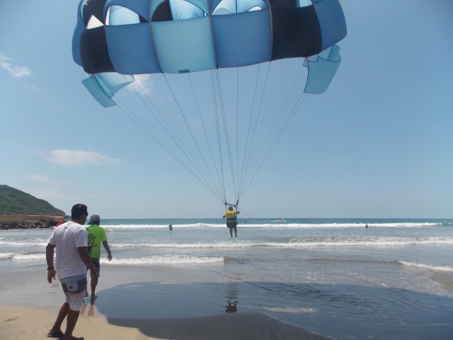 Acenso de parasiling en Mazatlán